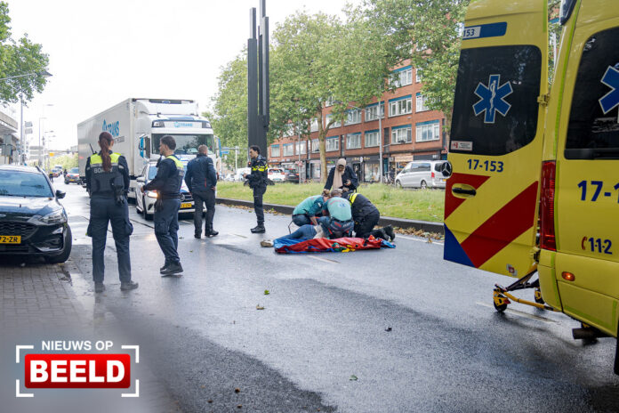 Vrouw naar ziekenhuis na botsing met motor Dordtselaan Rotterdam