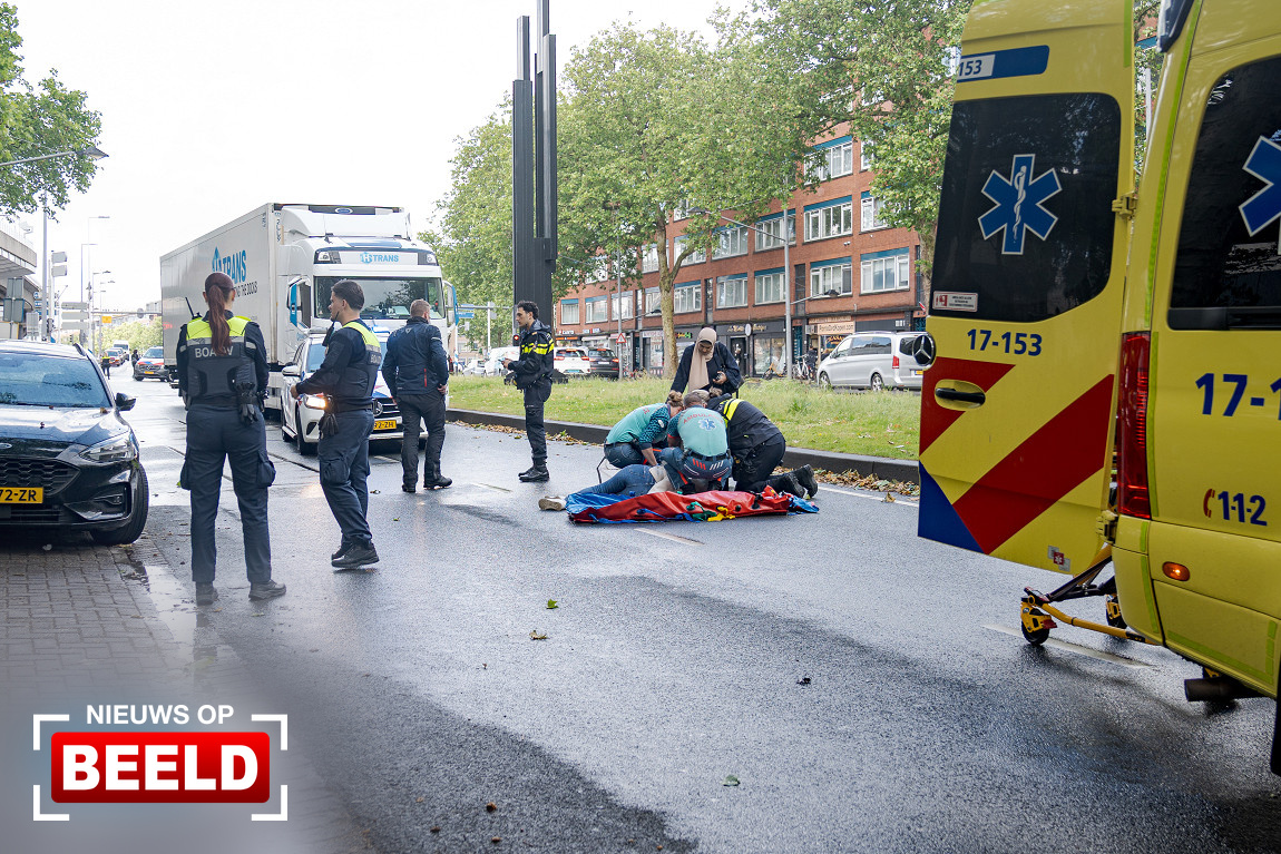 Vrouw naar ziekenhuis na botsing met motor Dordtselaan Rotterdam. Vrouw naar ziekenhuis na botsing met motor Dordtselaan Rotterdam.