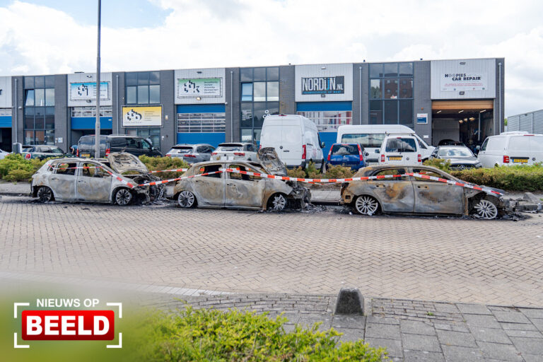 Drie auto’s verwoest bij felle autobrand Bijdorp-West Barendrecht