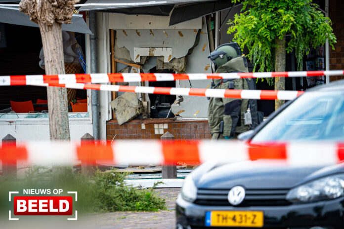 EOD stelt explosief veilig na plofkraak bij pinautomaat Reigerlaan Vlaardingen