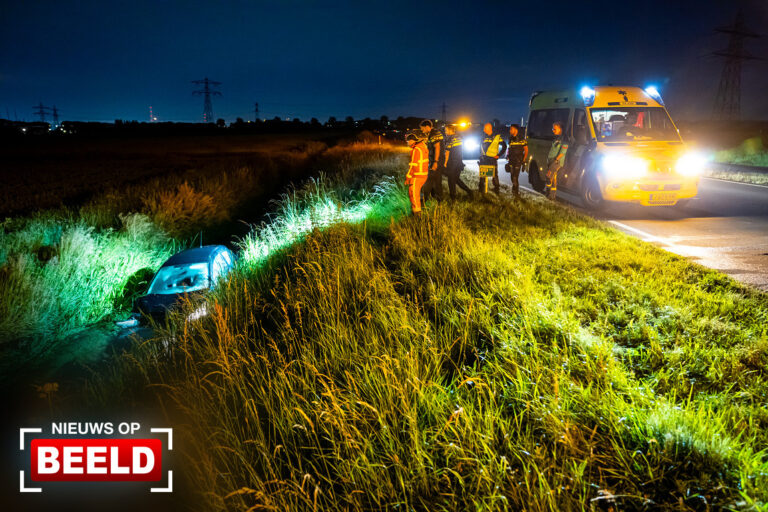 Bestuurder onder invloed aangehouden na auto in sloot Groene Kruisweg Geervliet
