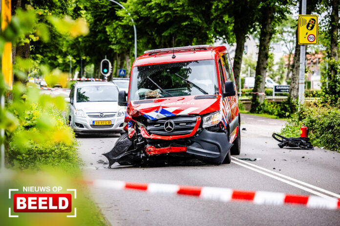 Brandweerbus komt in botsing met personenauto Langeweg Oud-Beijerland