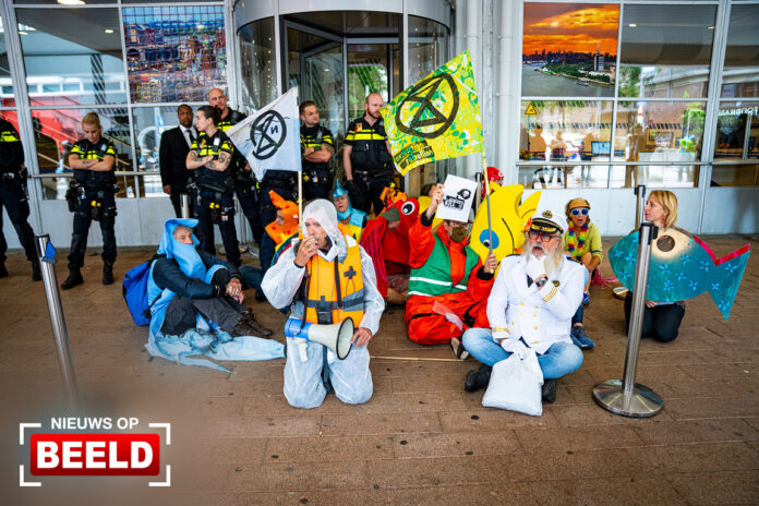 Vier aanhoudingen bij demonstratie en blokkade Cruiseterminal Wilhelminakade Rotterdam