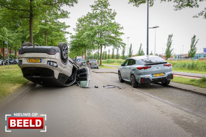 Auto over de kop na ongeval Laan van Avant-Garde Rotterdam