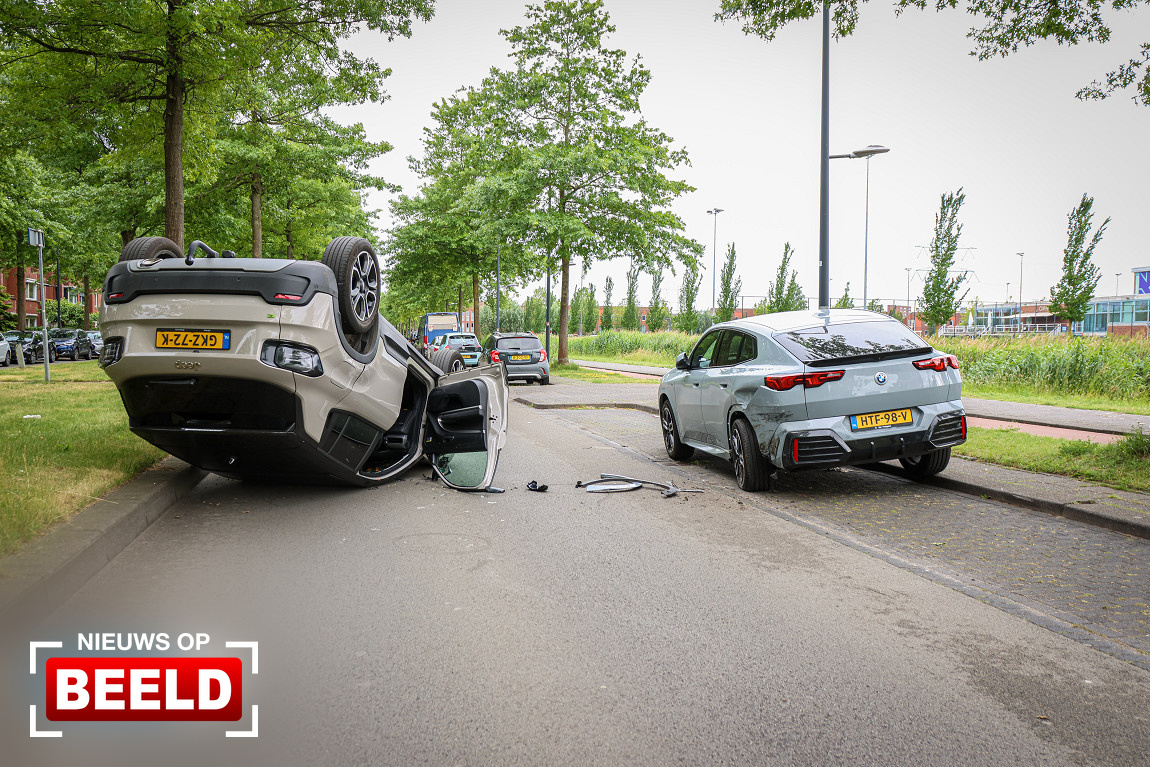 Auto over de kop na ongeval Laan van Avant-Garde Rotterdam.