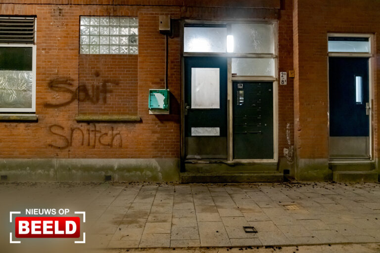 Tekst op muur na explosie bij portiekdeur Soetendaalseweg Rotterdam