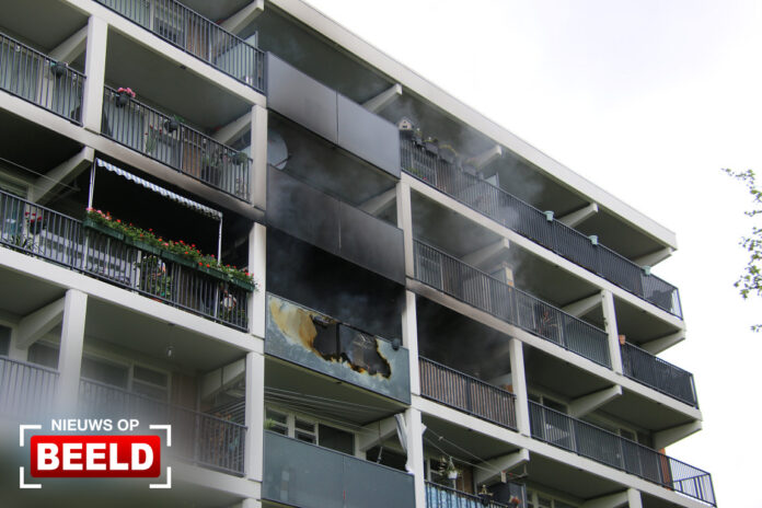 Flatwoning verwoest bij grote uitslaande brand Egelantier Hellevoetsluis