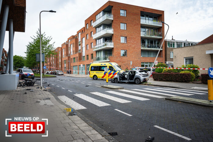 Motorblok vliegt uit auto bij eenzijdig ongeval Rozenlaan Spijkenisse
