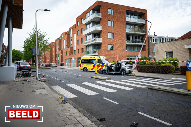 Motorblok vliegt uit auto bij eenzijdig ongeval Rozenlaan Spijkenisse