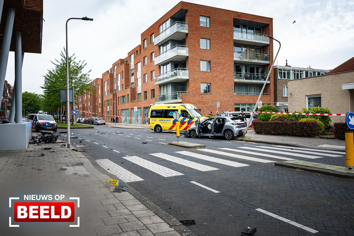 Motorblok vliegt uit auto bij eenzijdig ongeval Rozenlaan Spijkenisse. Motorblok vliegt uit auto bij eenzijdig ongeval Rozenlaan Spijkenisse.