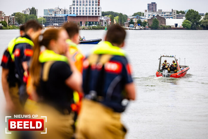 Grote zoekactie naar voertuig te water Piet Smitkade Rotterdam
