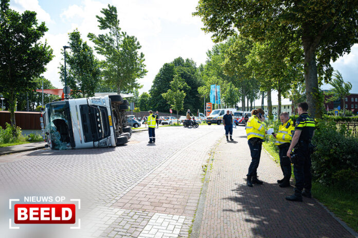 Chauffeur gewond na kantelen betonmixer Thoelaverweg Brielle