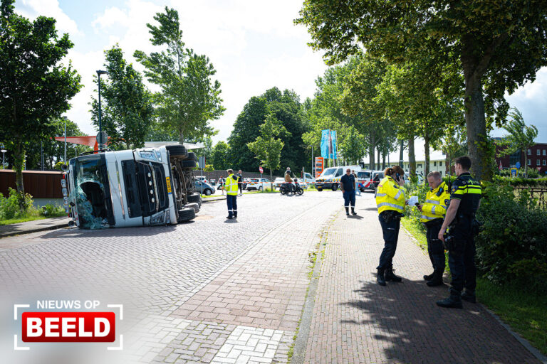 Chauffeur gewond na kantelen betonmixer Thoelaverweg Brielle