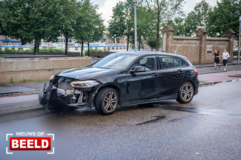 Schade aan auto na aanrijding met vrachtwagen Stieltjesstraat Rotterdam
