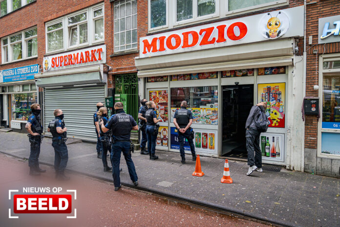 Douane doet inval in Poolse supermarkt Dordtselaan Rotterdam