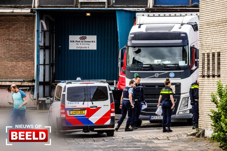 Negen personen aangetroffen in laadruimte vrachtwagen Galgkade Vlaardingen