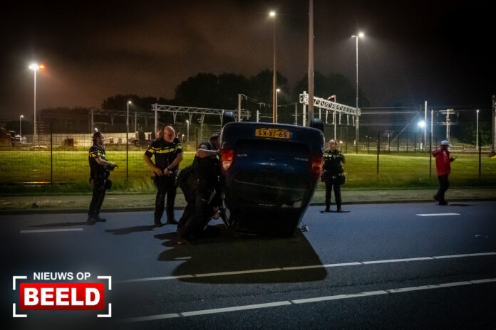 Personenauto over de kop geslagen Albert Plesmanweg Rotterdam