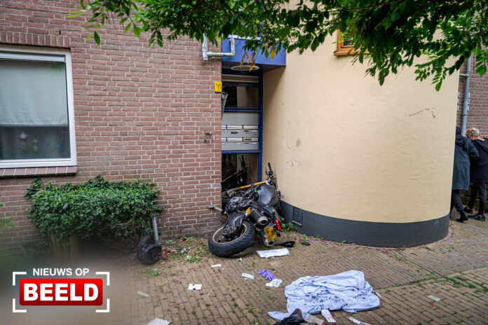 Motorrijder zwaargewond na aanrijding tegen portiekdeur Heerenlaantje Gorinchem