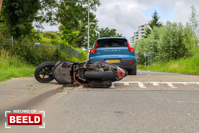 Scooterrijder gewond na aanrijding Lillian Ngoyiweg Rotterdam