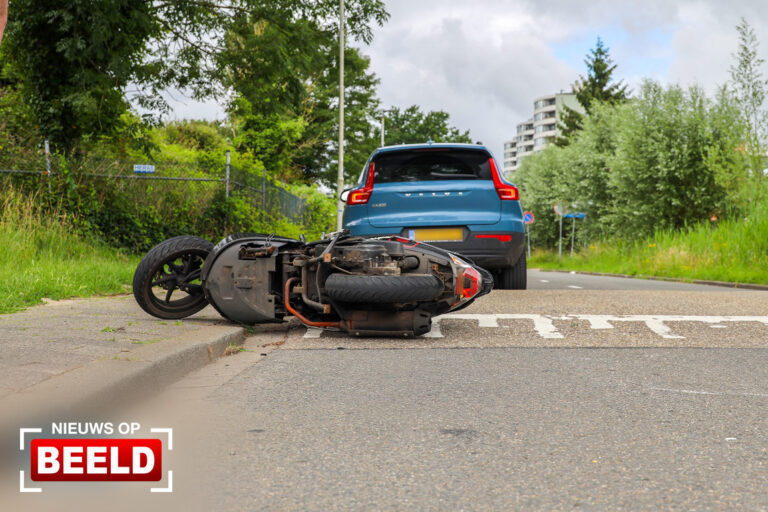 Scooterrijder gewond na aanrijding Lillian Ngoyiweg Rotterdam