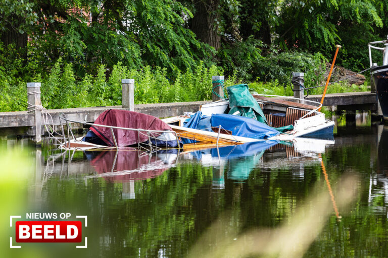 Sloep half zinkend bij wachtsteiger Polderweg Schiedam