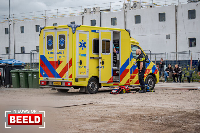 Man zwaargewond bij steekincident op asielboot Noordeinde Hendrik-Ido-Ambacht