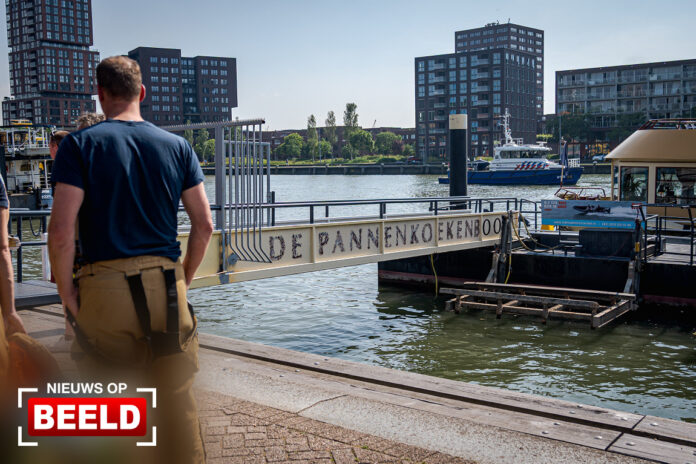 Brand in machinekamer op pannenkoekenboot Parkkade Rotterdam