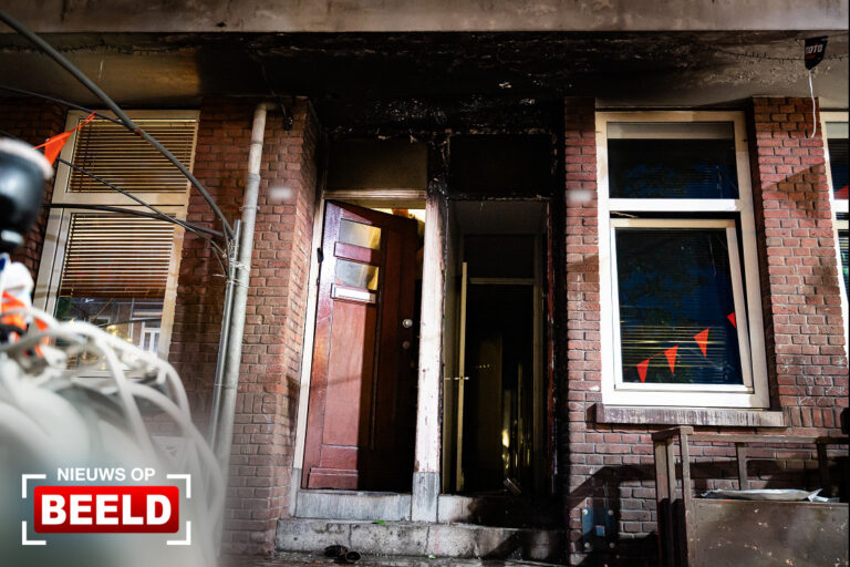 Voordeur zwartgeblakerd na mogelijke brandstichting Boerhaavelaan Schiedam