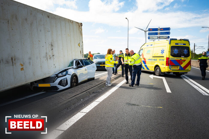 Vrachtwagen met container gekanteld bovenop auto N57 Europoort Rotterdam