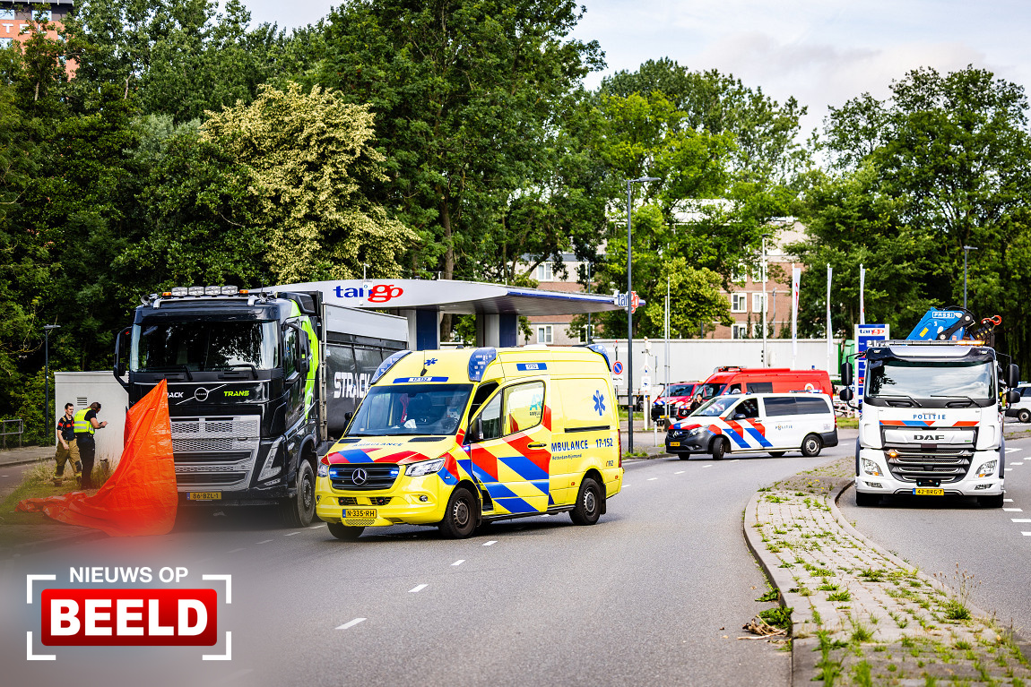Voetganger overleden na aanrijding met vrachtwagen Hargalaan Schiedam.
