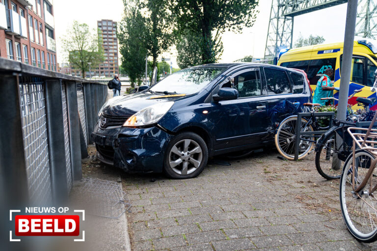 Automobilist eindigt tegen hek na aanrijding Willemsbrug Rotterdam