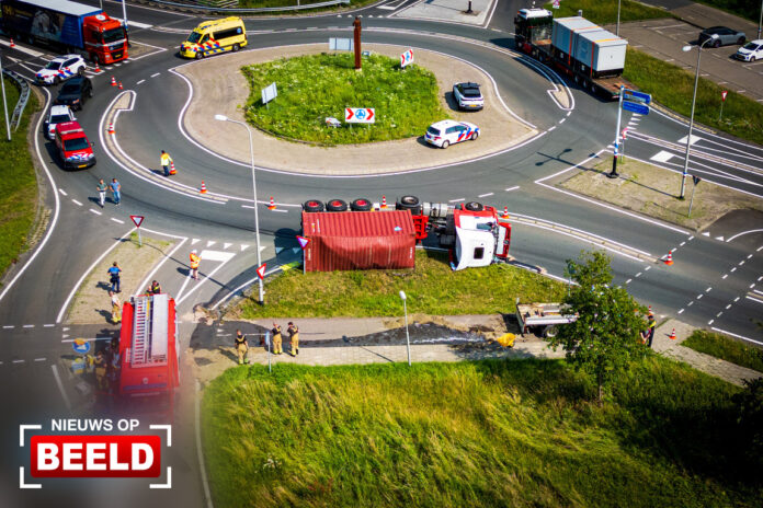 Vrachtwagen lekt vloeistof na kantelen op rotonde N210 Krimpen aan de Lek