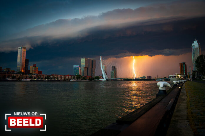 Zware onweersbuien trekken over Rotterdam