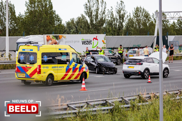 Veel file door kettingbotsing kort voorbij de Beneluxtunnel Rotterdam