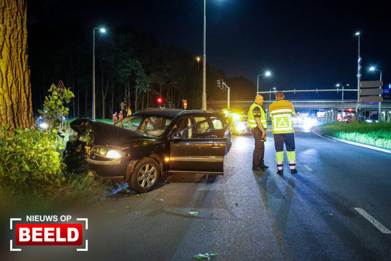 Veel schade aan auto na botsing tegen boom Capelseweg Rotterdam