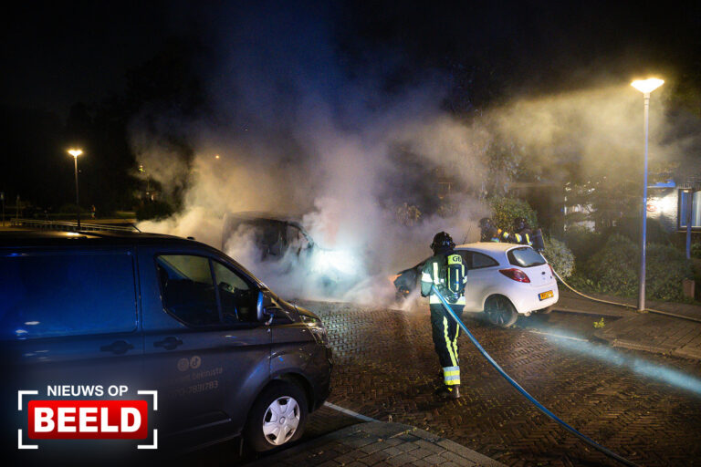 Twee geparkeerde auto’s branden volledig uit Elzenlaan Rozenburg