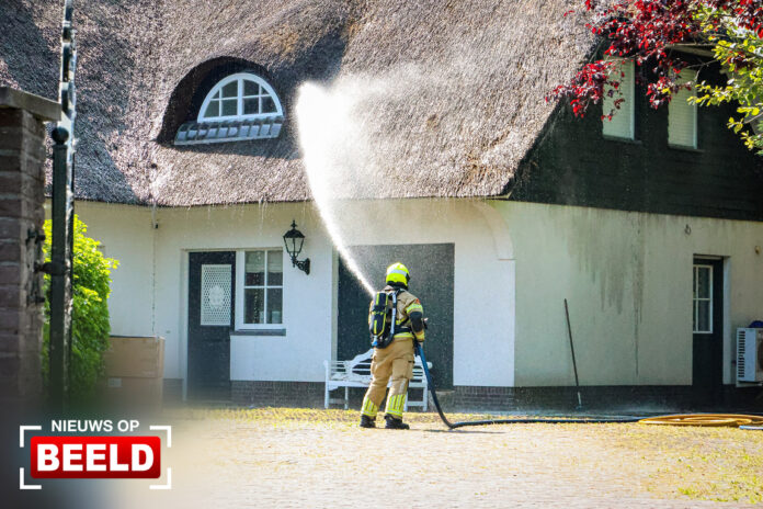 Brandweer schaalt groot op voor brand in rieten dak van woning Bermweg Rotterdam