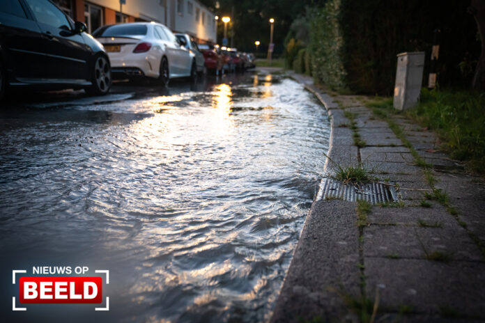 Gesprongen waterleiding zet hele straat onder water Dalingkamp Rotterdam