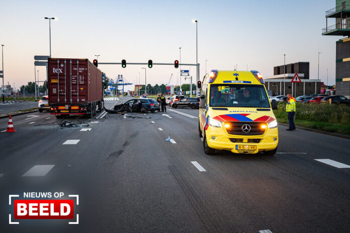Grote ravage nadat auto op vrachtwagencombinatie botst Reeweg Rotterdam