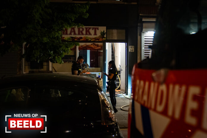Buurtbewoner ontdekt brand in supermarkt Dordtsestraatweg Rotterdam