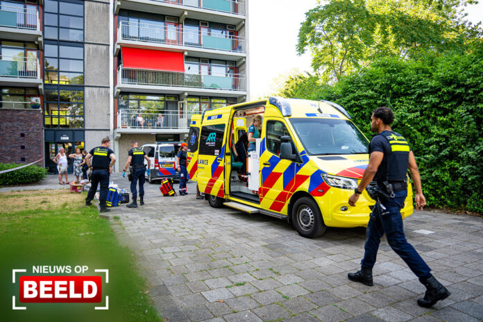 Kindje zwaargewond na val van zevende etage flat Schakelweg Hoogvliet Rotterdam