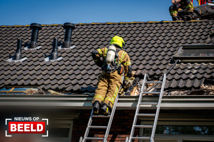 Brand door bladeren in dakgoot treft tussenwoning Buys Ballotsingel Schiedam