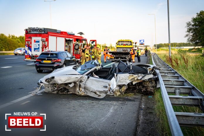Enorme ravage na crash sportwagen A16 Hendrik-Ido-Ambacht