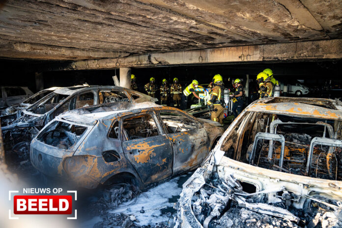 Dikke zwarte rook door zeer grote brand in parkeergarage Bas Paauwestraat Rotterdam