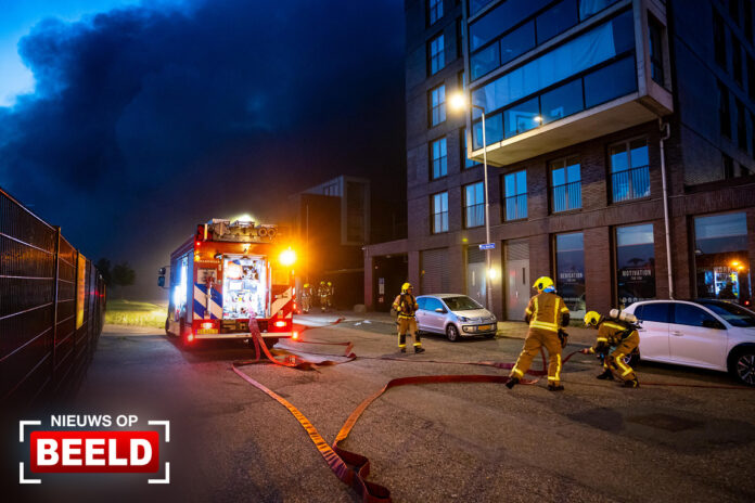 Dikke zwarte rook door zeer grote brand in parkeergarage Bas Paauwestraat Rotterdam