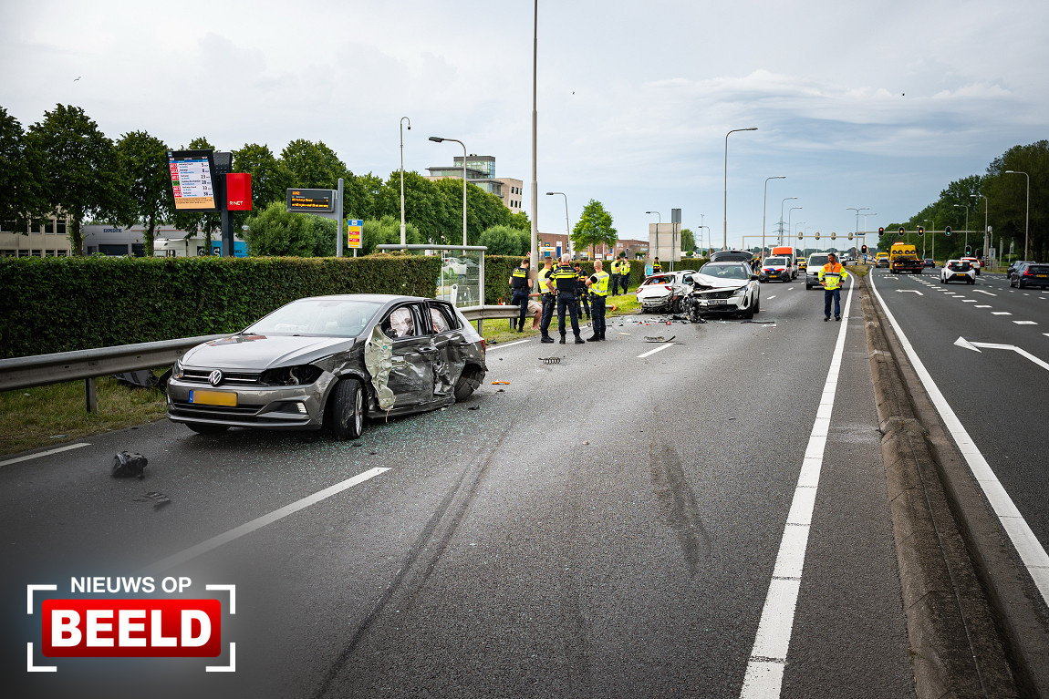 Twee gewonden en grote ravage na ongeval Groene Kruisweg Spijkenisse.