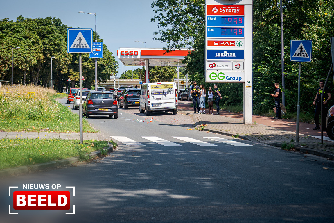 Meisje aangereden op zebrapad Adriaan Volkerlaan Rotterdam. Meisje aangereden op zebrapad Adriaan Volkerlaan Rotterdam.