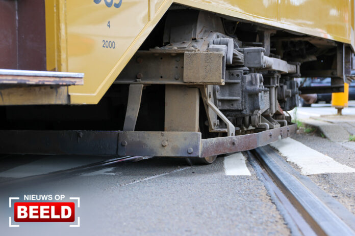 Historische tram ontspoord bij tramremise Straatweg Rotterdam