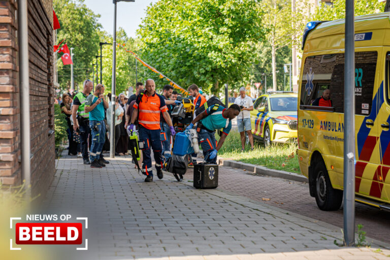 Kind van anderhalf jaar gevallen uit raam Van Heuven Goedhartstraat Schiedam