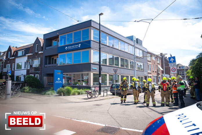 Meterkast volledig uitgebrand bij makelaarskantoor Straatweg Rotterdam